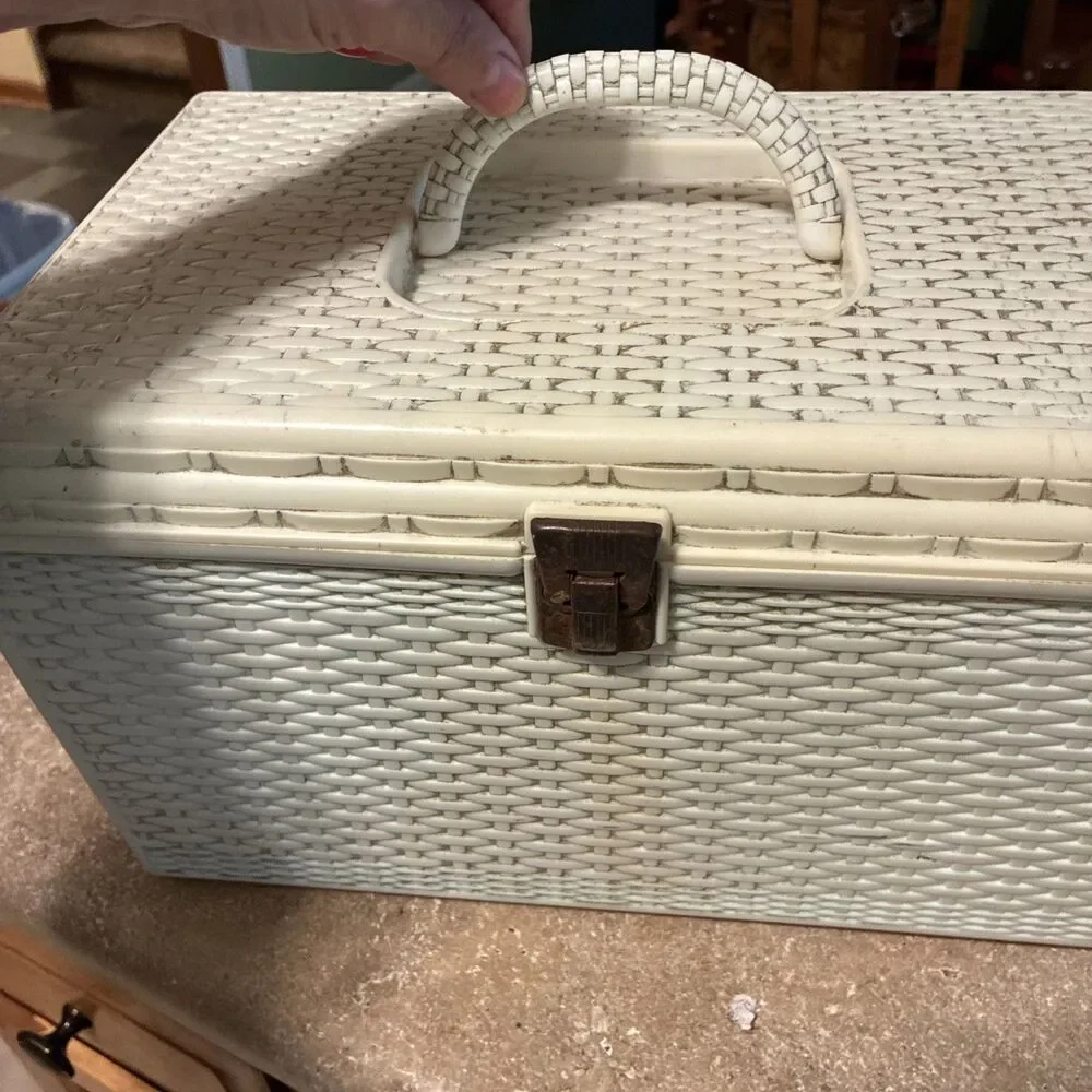 Vintage Wilson Mfg.Sewing Box w/2 Trays Wil-hold 14